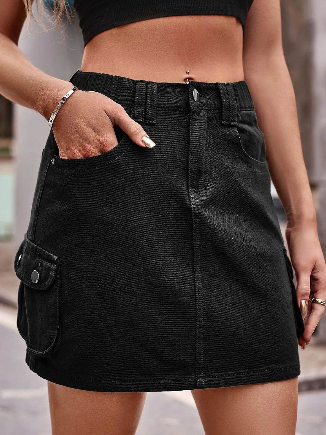 Chic Denim Mini Skirt with Functional Pockets and Sophisticated Flair